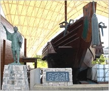 高田屋嘉兵衛の銅像と帆船辰悦丸ギャラリー